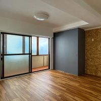 世田谷区北沢の賃貸物件/床はシンプルなフロアタイル。この辺は好みで変更してもらうと雰囲気がグッと変わる部分
