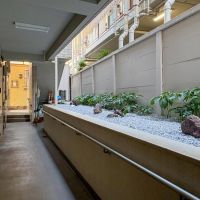 世田谷区北沢の賃貸物件/共用部。エントランスからは階段2段分下がっている