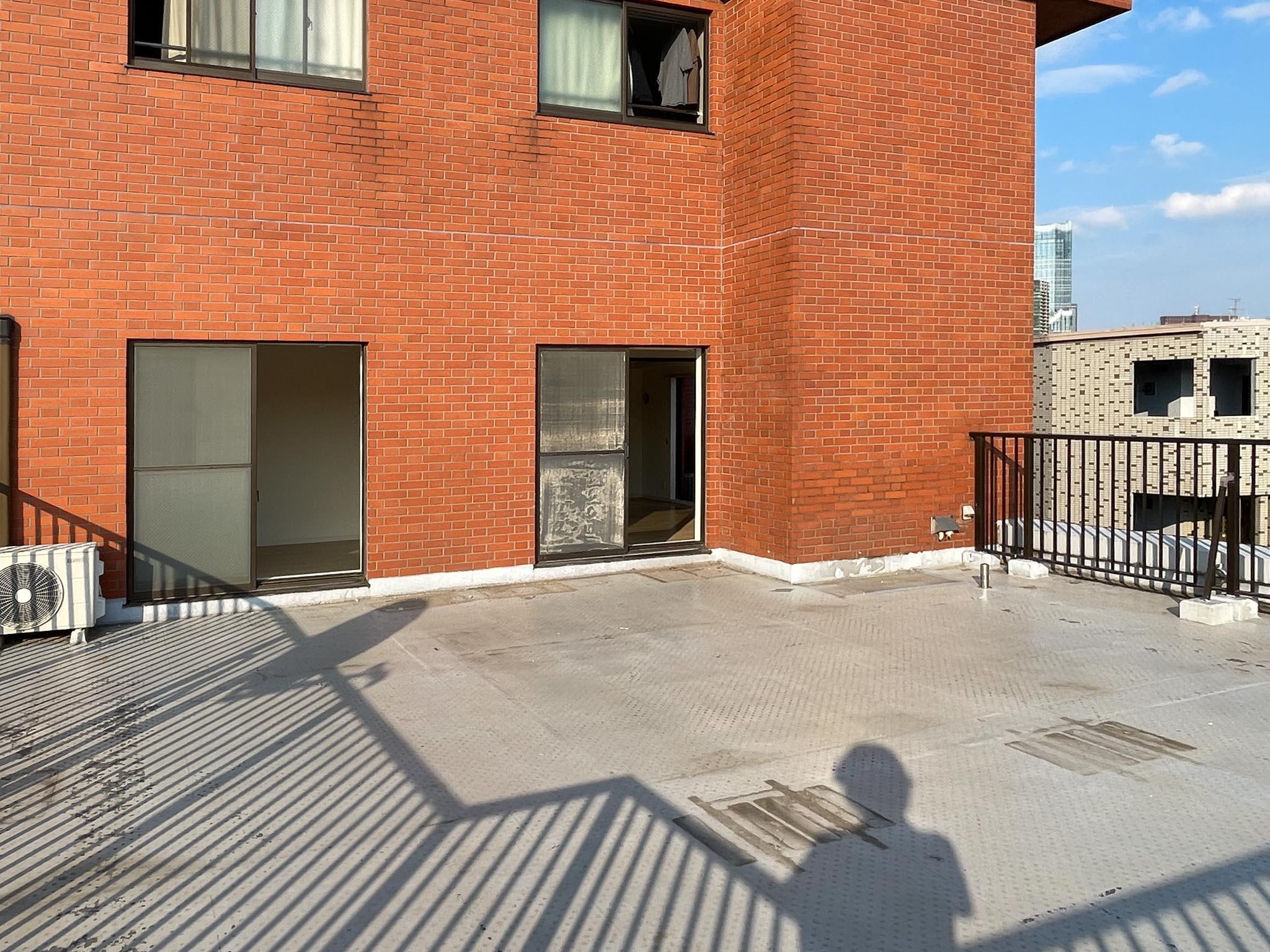 中野区中央の賃貸物件/室内側を向くと上階の住戸が視界に入るため、周囲の視線が気になる方にはあまり向かないかもしれません