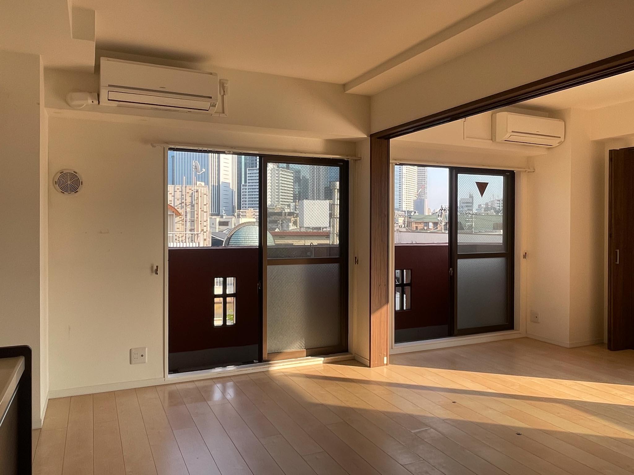 中野区中央の賃貸物件/リビングの窓は南向きですが、建物の陰に隠れて午前中の日当たりはあまり期待できません