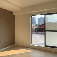中野区中央の賃貸物件/北側6.4畳洋室：ブラウンのアクセントクロス。こちらからもルーフバルコニーへ出られます