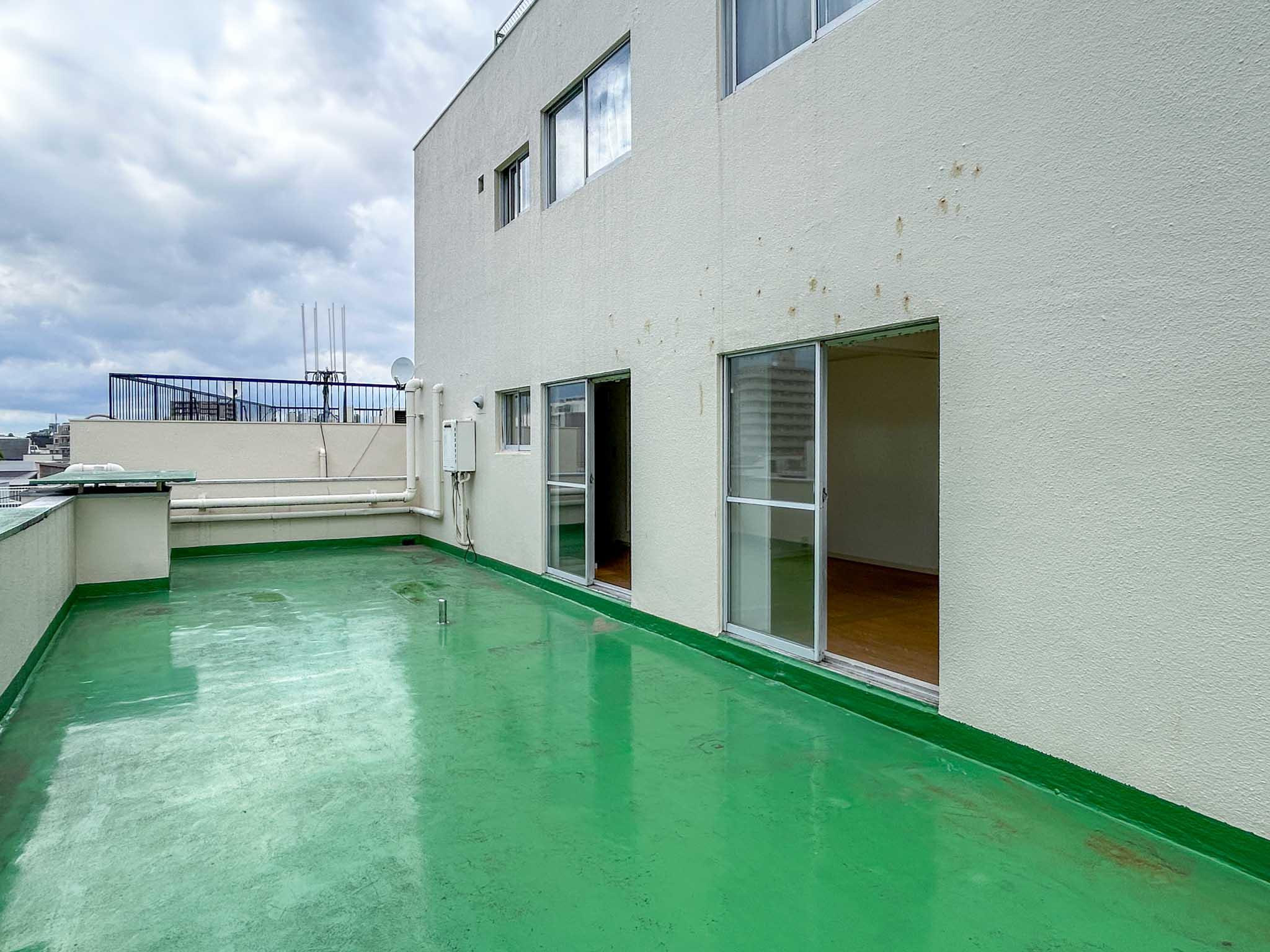 中野区新井の賃貸物件/室内より広いルーフバルコニー