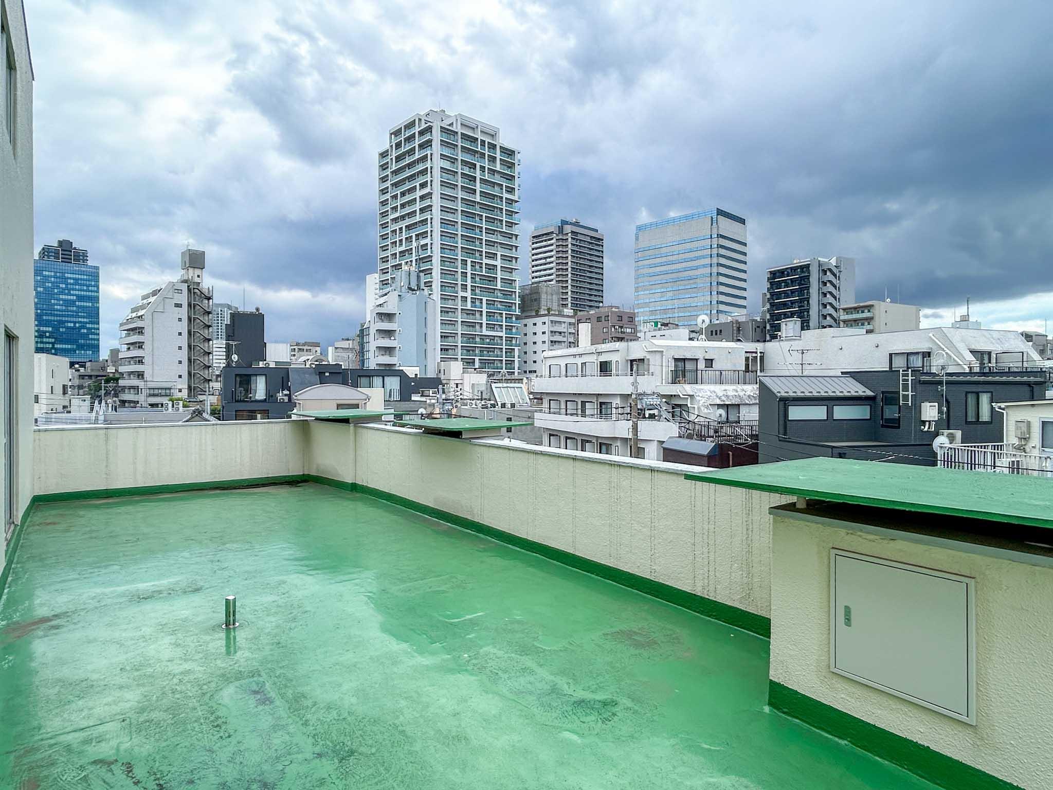 中野区新井の賃貸物件/中野駅の方をみる。隣り合う建物が少ないため、気兼ねなく使いやすそうです