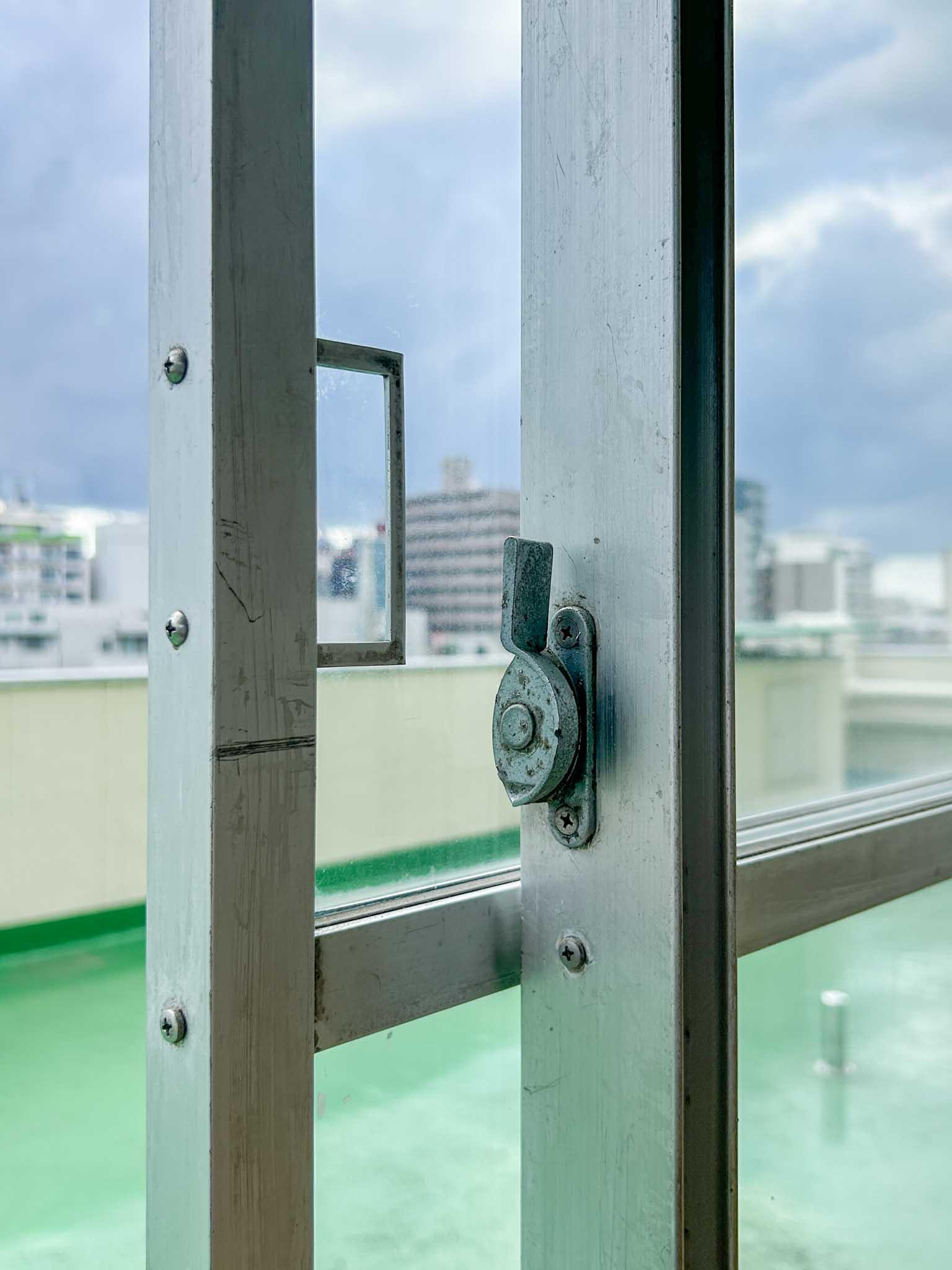 中野区新井の賃貸物件/昔ながらのスチール製の引き戸。網戸はありません