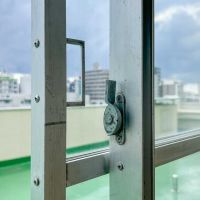 中野区新井の賃貸物件/昔ながらのスチール製の引き戸。網戸はありません