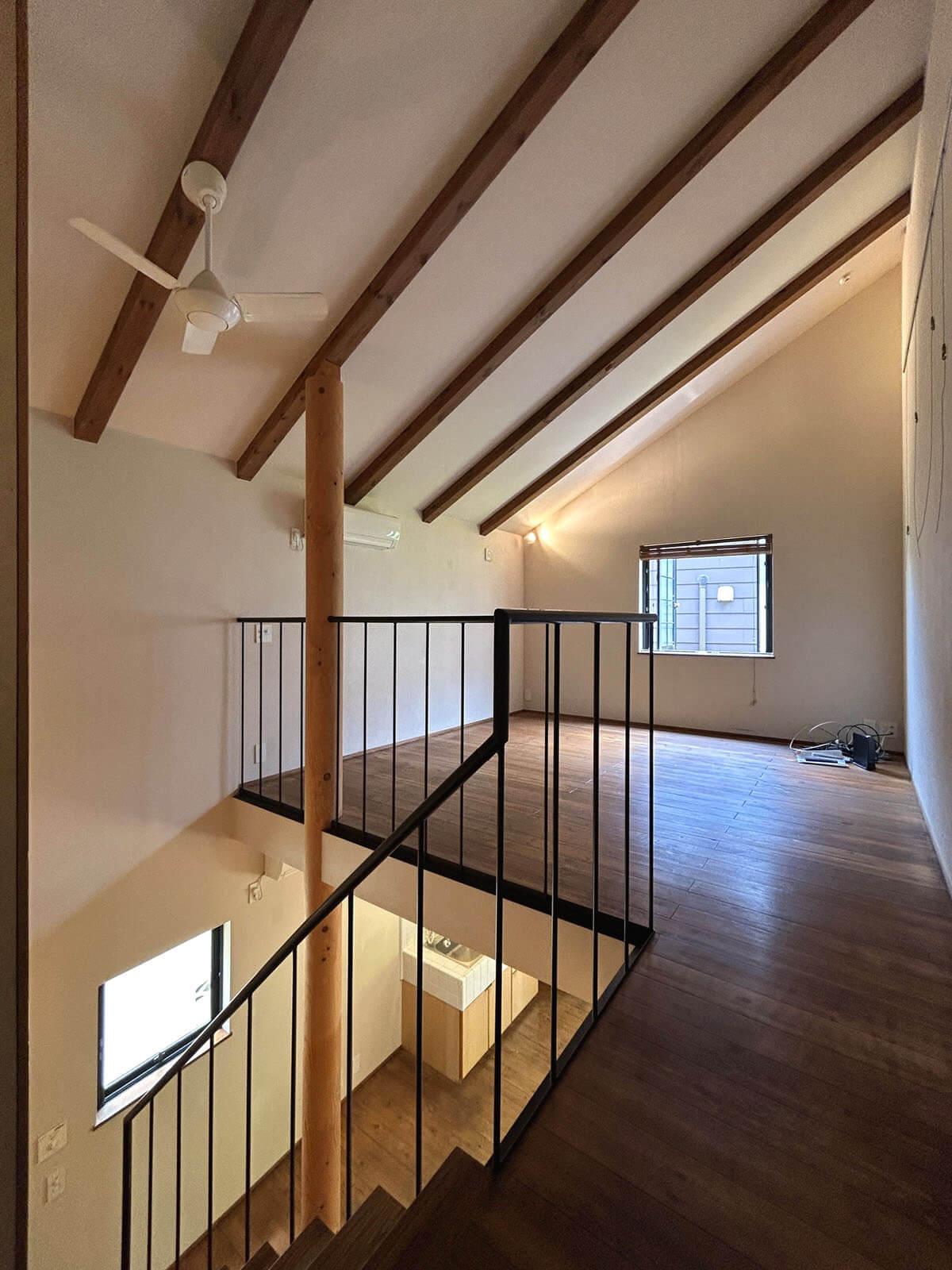 大田区大森中の賃貸物件/山小屋気分の天井はどーんと高く面積以上の広がりを感じます