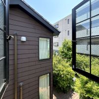 大田区大森中の賃貸物件/観音開きの小窓から見下ろす季節感いっぱいの庭！