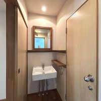 大田区大森中の賃貸物件/木製の棚と鏡がすてきな洗面所

