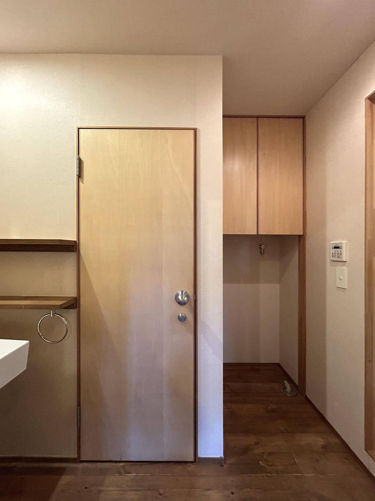 大田区大森中の賃貸物件/階段下の引戸を開けると集約された水まわり、バスルームは右側に