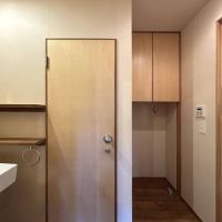 大田区大森中の賃貸物件/階段下の引戸を開けると集約された水まわり、バスルームは右側に