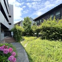 大田区大森中の賃貸物件/中庭の植物たちが季節ごとに表情を変えて出迎えてくれます