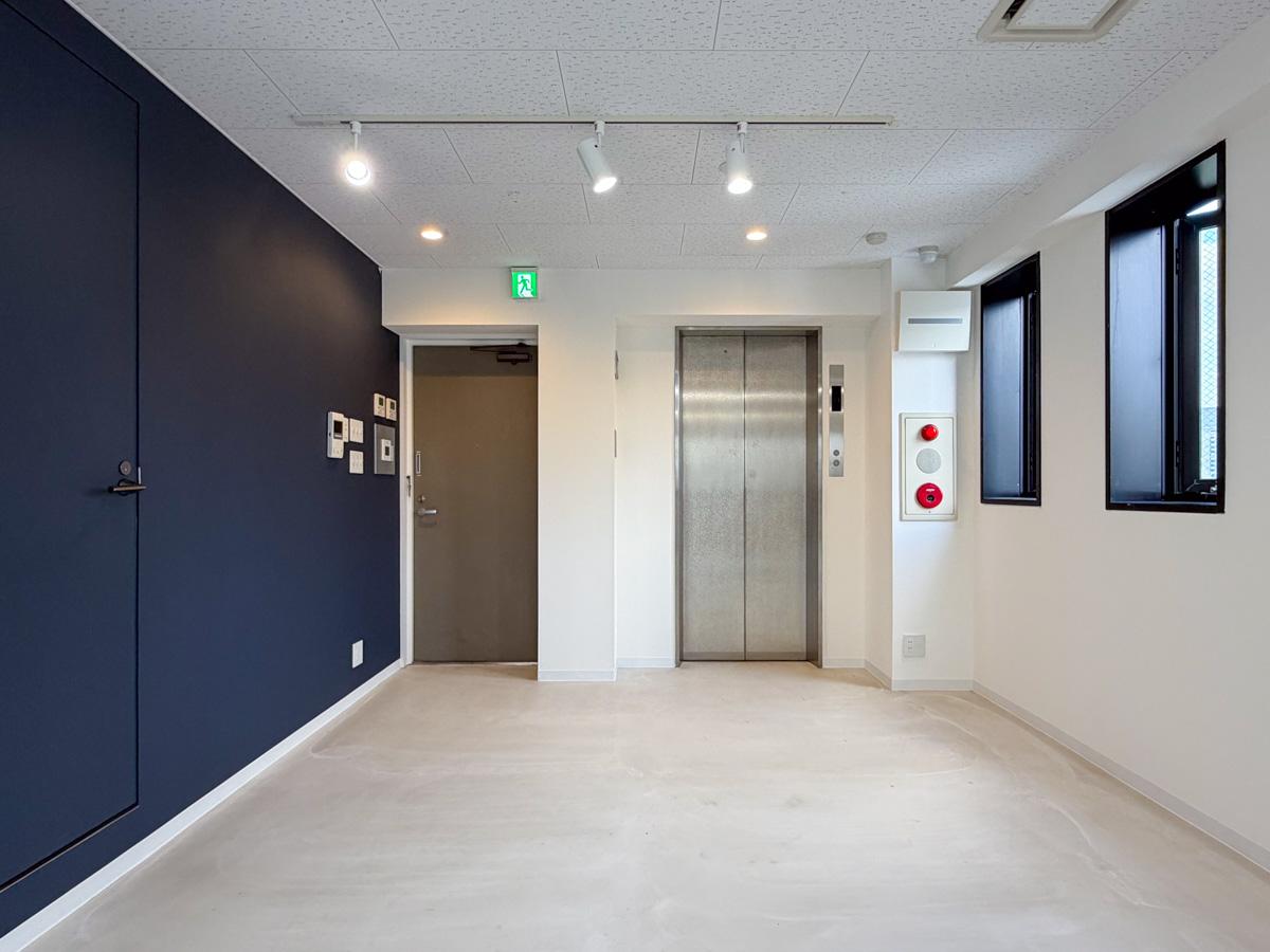 東京都渋谷区広尾の賃貸物件/エレベーター側をみる。オートロック仕様、来客時は左側のインターフォンにて対応可