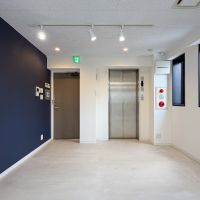 東京都渋谷区広尾の賃貸物件/エレベーター側をみる。オートロック仕様、来客時は左側のインターフォンにて対応可