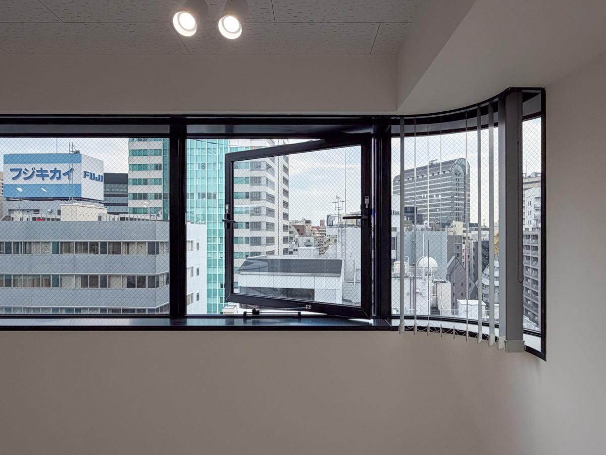 東京都渋谷区広尾の賃貸物件/横に連なる窓は、角で曲線を描きます