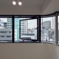 東京都渋谷区広尾の賃貸物件/横に連なる窓は、角で曲線を描きます