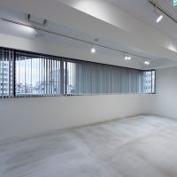 東京都渋谷区広尾の賃貸物件/全ての窓にバーチカルブラインドが付き、自由に調節可能