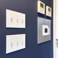 東京都渋谷区広尾の賃貸物件/空調やオートロック、電気のスイッチは一箇所に集約。トグルスイッチがニクいです