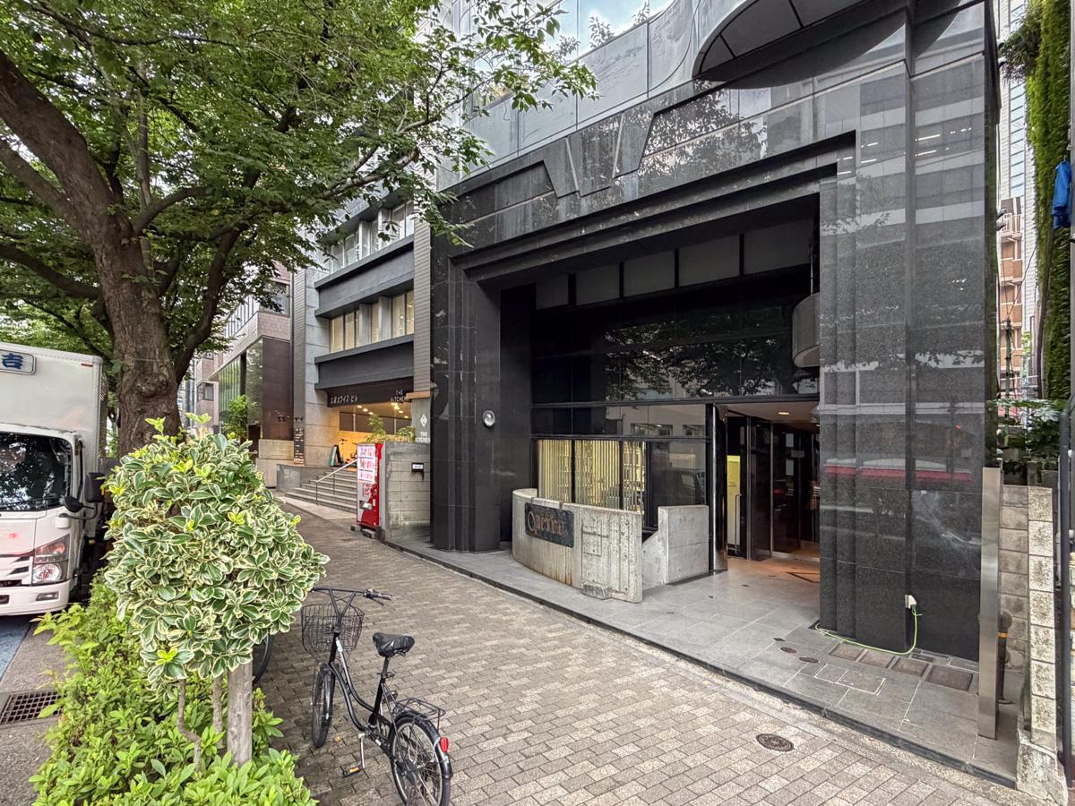 東京都渋谷区広尾の賃貸物件/ビルの入り口はドッシリとした出立ち