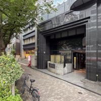 東京都渋谷区広尾の賃貸物件/ビルの入り口はドッシリとした出立ち