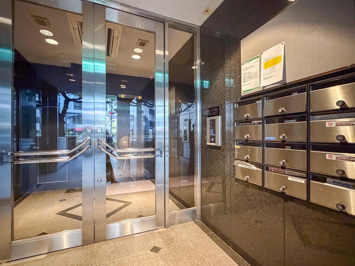 東京都渋谷区広尾の賃貸物件/1階エントランス。入るとすぐにエレベーターがあります