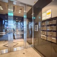 東京都渋谷区広尾の賃貸物件/1階エントランス。入るとすぐにエレベーターがあります