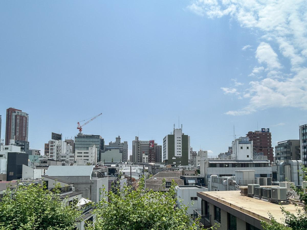 港区西麻布の賃貸物件/バルコニーからは開けた眺めを味わうことが出来ます