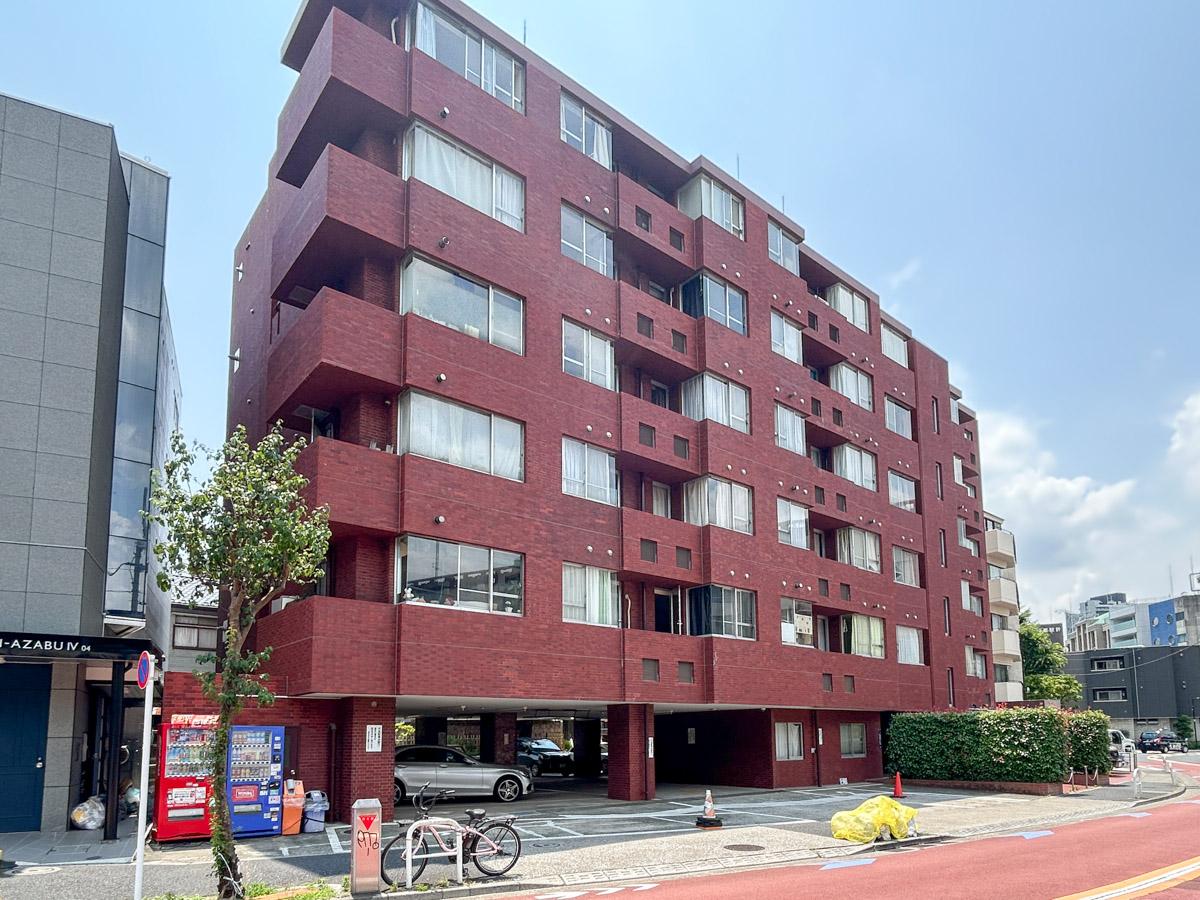 港区西麻布の賃貸物件/建物外観。レンガつくりの重厚感ある佇まい