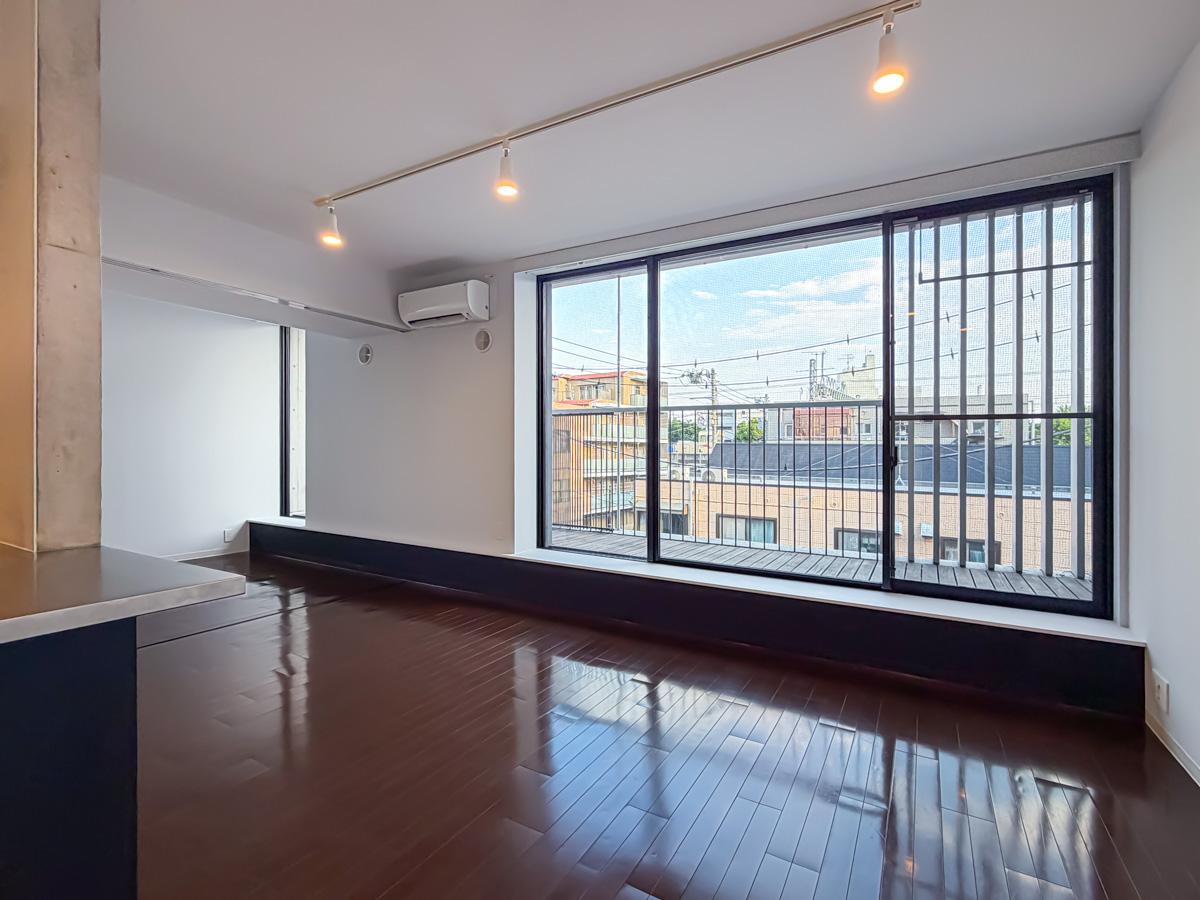 東京都世田谷区上北沢の賃貸物件/部屋は一面がバルコニーに面したつくり