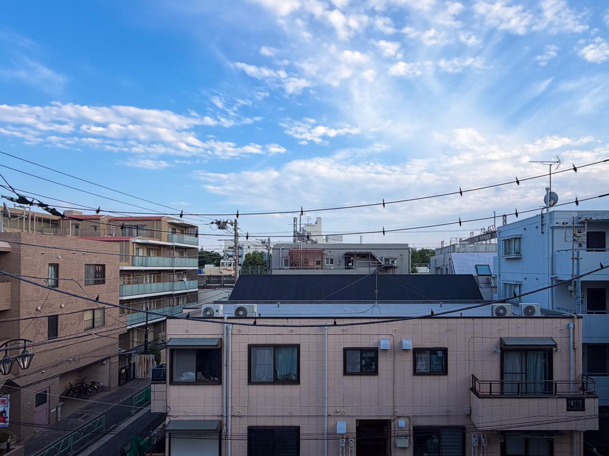 東京都世田谷区上北沢の賃貸物件/前の眺望は抜けてませんが、高い建物がないため空は広いです