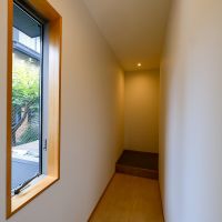 杉並区善福寺の賃貸物件/1階に玄関。ベンチを置けるくらいの広さがあります