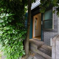 杉並区善福寺の賃貸物件/植栽の緑に囲まれた玄関