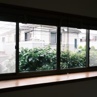 杉並区善福寺の賃貸物件/ワイドな窓から見える植栽の緑