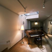 杉並区善福寺の賃貸物件/今回の賃貸区画の反対側にオーナーが運営する多目的スペースがあります。展覧会やコンサートで使用されることが多いそう