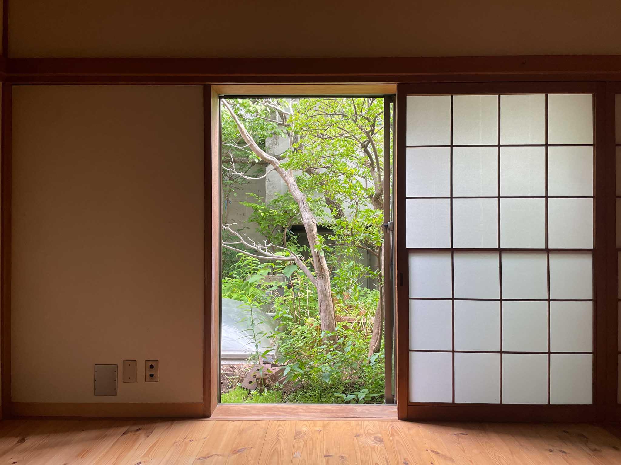 世田谷区代沢の賃貸物件/2F：窓の外には庭が見えます