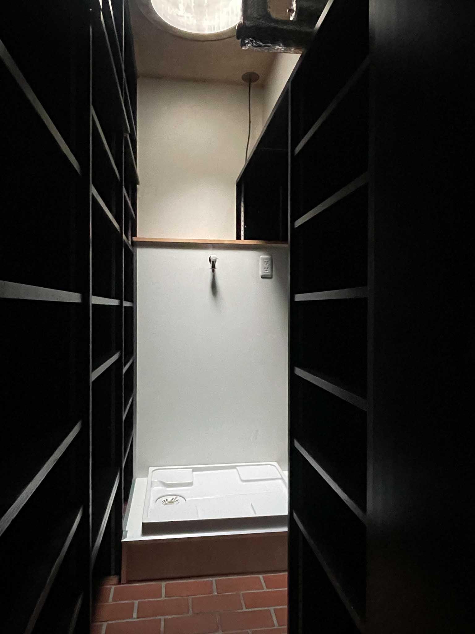 世田谷区代沢の賃貸物件/2F：パントリーの奥洗濯機置き場があります。搬入可能な洗濯機は幅60cmまで