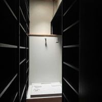 世田谷区代沢の賃貸物件/2F：パントリーの奥洗濯機置き場があります。搬入可能な洗濯機は幅60cmまで