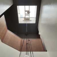 世田谷区代沢の賃貸物件/2F：吹き抜けを見上げると天窓が見えます