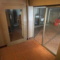 世田谷区代沢の賃貸物件/階段を降りたところ。左手のガラス扉の先はオーナー区画ですが、こちらの扉が開けられることはありません