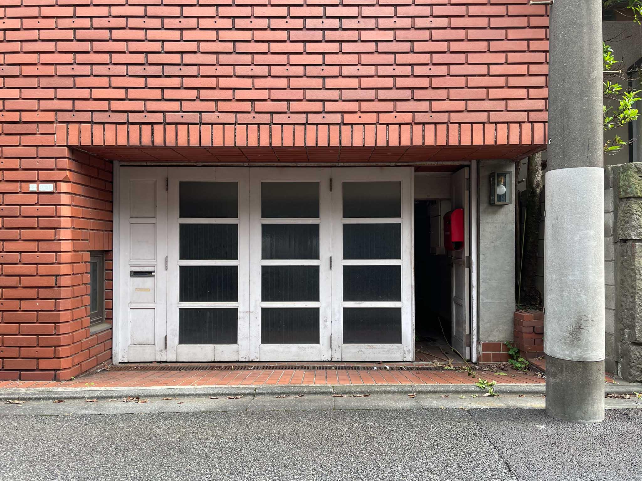 世田谷区代沢の賃貸物件/ガレージを外から。大きく開けることも可能です