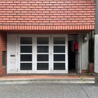 世田谷区代沢の賃貸物件/ガレージを外から。大きく開けることも可能です