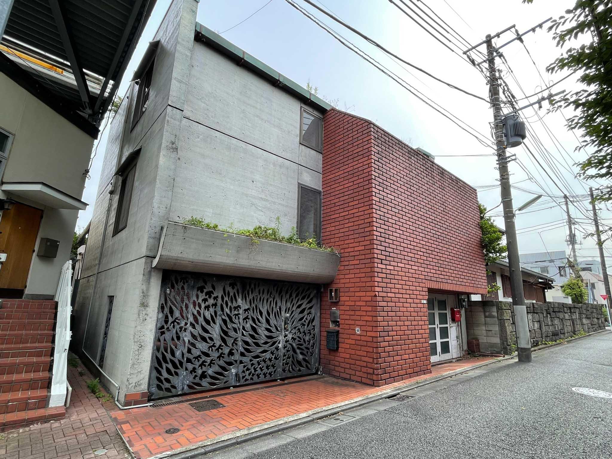 世田谷区代沢の賃貸物件/玄関へのアプローチはこちらの鉄門から