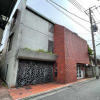 世田谷区代沢の賃貸物件/玄関へのアプローチはこちらの鉄門から