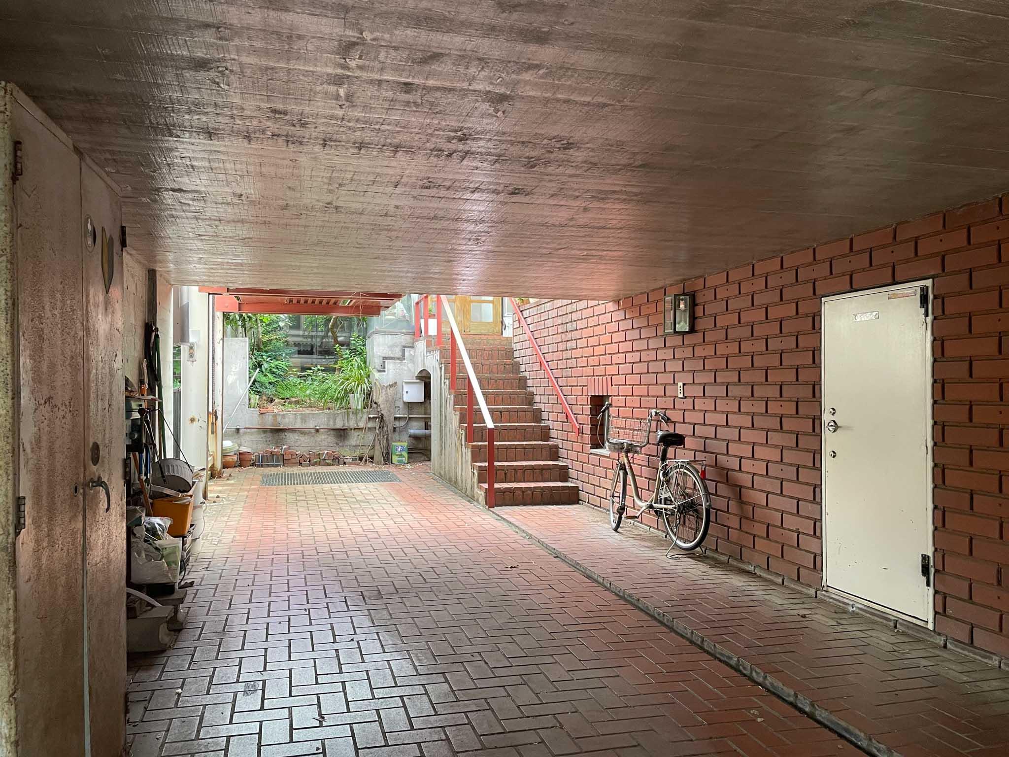 世田谷区代沢の賃貸物件/奥に進みます。大きな敷地の中にオーナー住戸と今回募集の住戸が建っており、敷地内のアプローチを共有する配置です