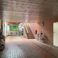 世田谷区代沢の賃貸物件/奥に進みます。大きな敷地の中にオーナー住戸と今回募集の住戸が建っており、敷地内のアプローチを共有する配置です