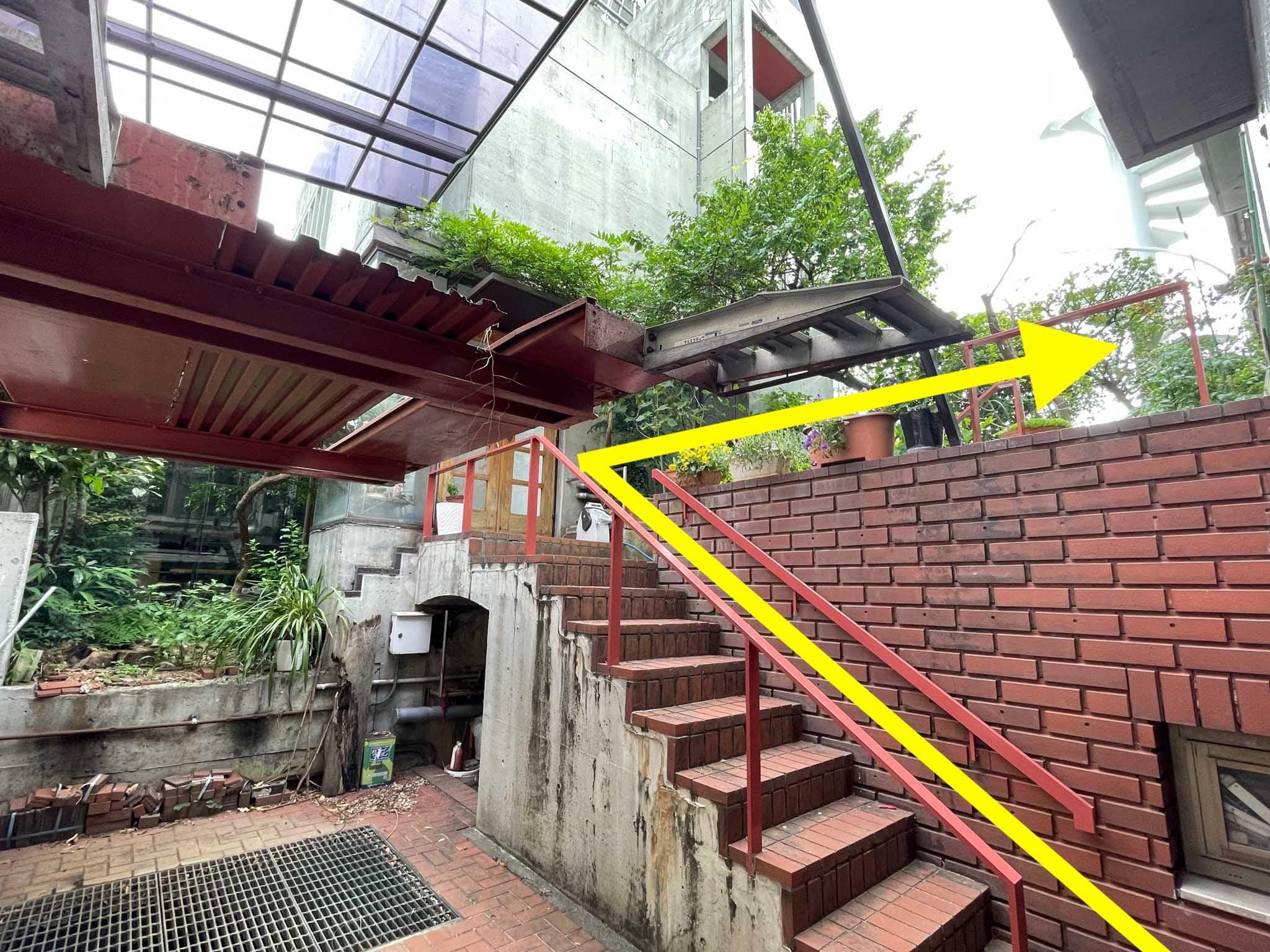 世田谷区代沢の賃貸物件/階段を上がって、切り返します。奥はオーナー住戸です