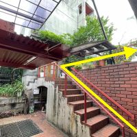 世田谷区代沢の賃貸物件/階段を上がって、切り返します。奥はオーナー住戸です