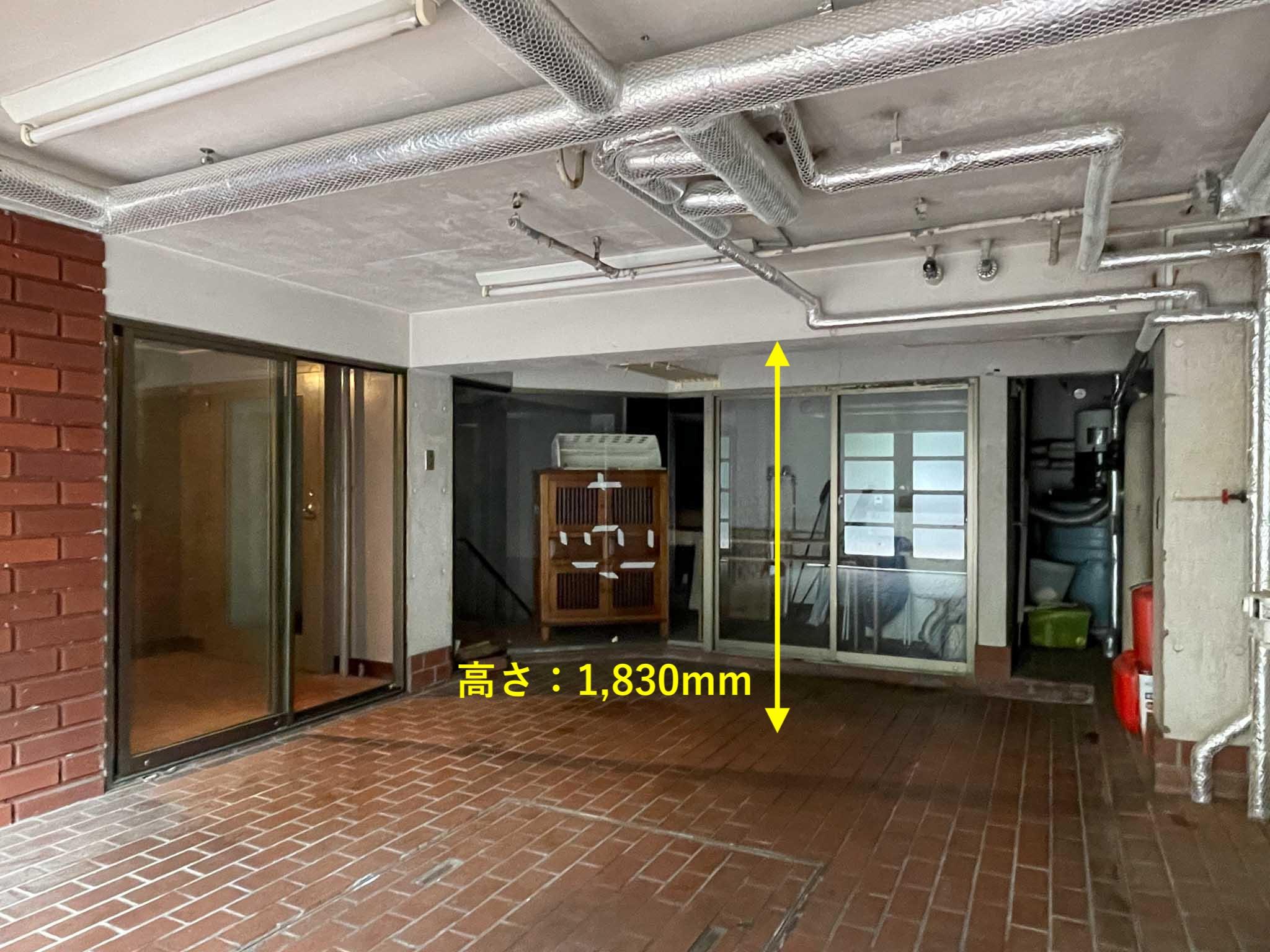 世田谷区代沢の賃貸物件/ガレージに入る車の高さは最高で1,830mm。少し分かりづらいですが、ガラスの向こう側はオーナー区画です