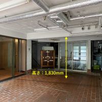 世田谷区代沢の賃貸物件/ガレージに入る車の高さは最高で1,830mm。少し分かりづらいですが、ガラスの向こう側はオーナー区画です