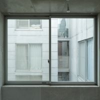 三鷹市下連雀の賃貸物件/窓の先は若干視線が気になります