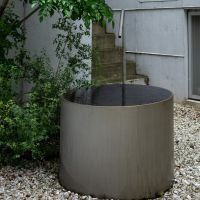 三鷹市下連雀の賃貸物件/モダンな水鉢と筧